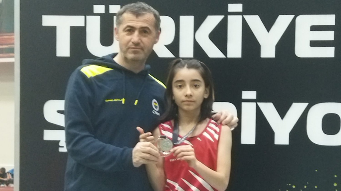 Öğrencimiz Şüheda Sürmeci Atletizm Bayrak Yarışmasında Türkiye İkincisi Olmuştur